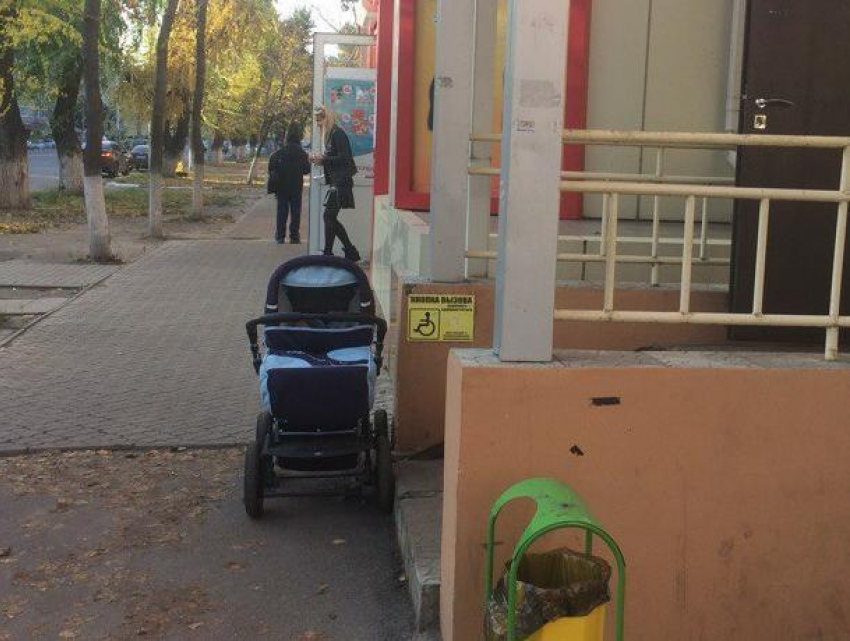 Воронежцев возмутил поступок матери, бросившей ребенка одного в коляске