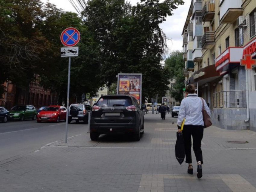 Пенсионера оштрафовали за наглую парковку на тротуаре в Воронеже