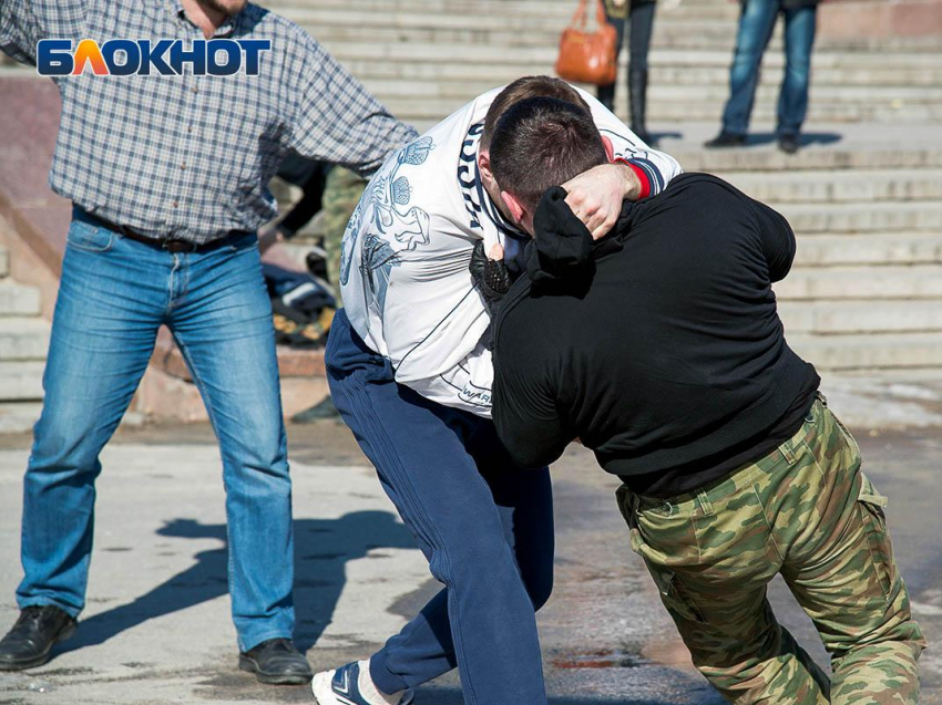 На сотрудника автосервиса напали вымогатели в Воронеже
