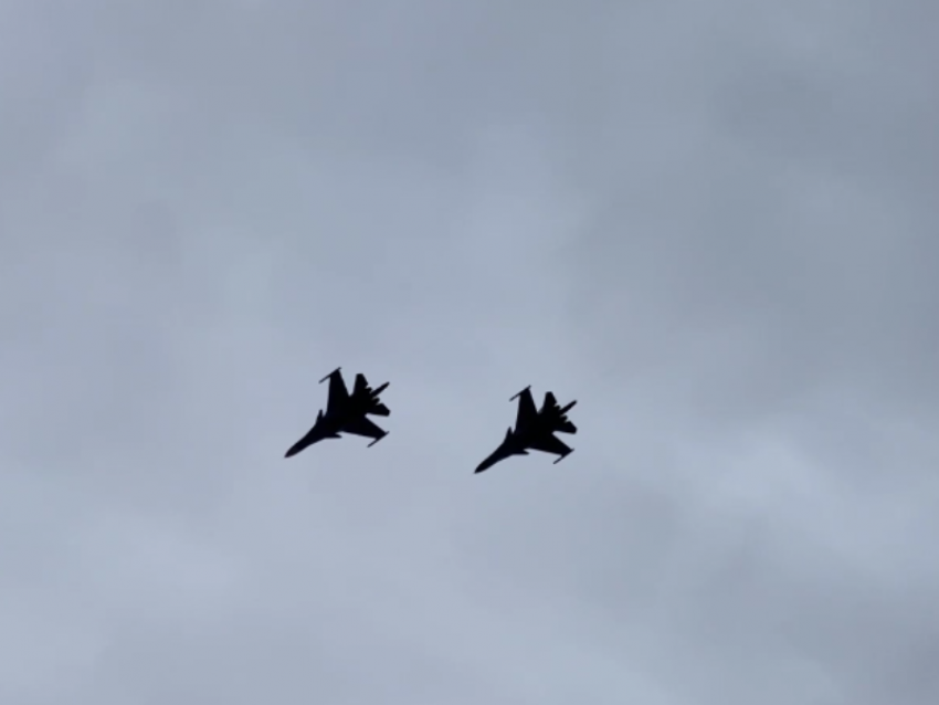Два истребителя-бомбардировщика сняли в небе под Воронежем