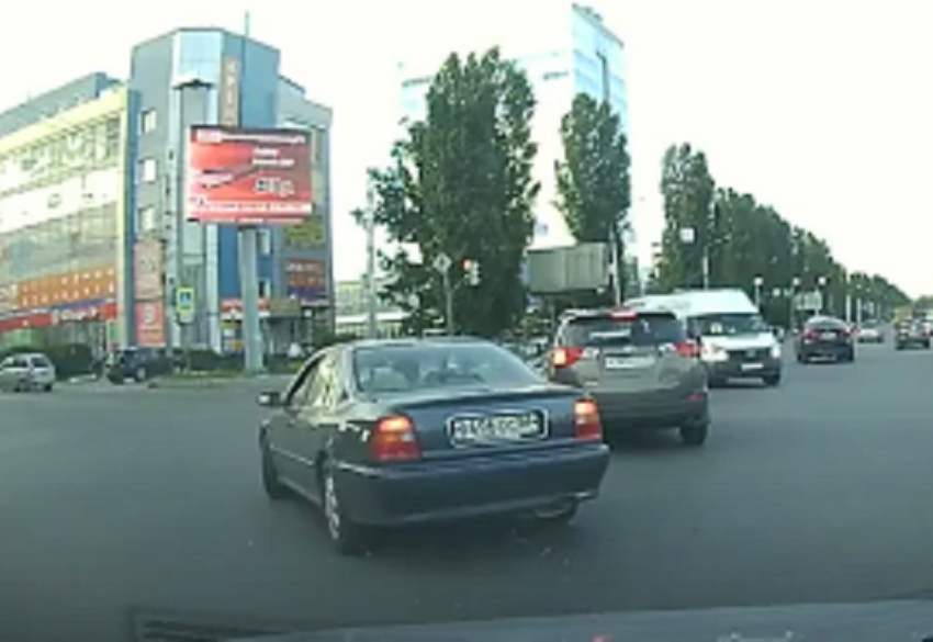 Неподдающееся логике вождение зафиксировали на камеру в Воронеже 
