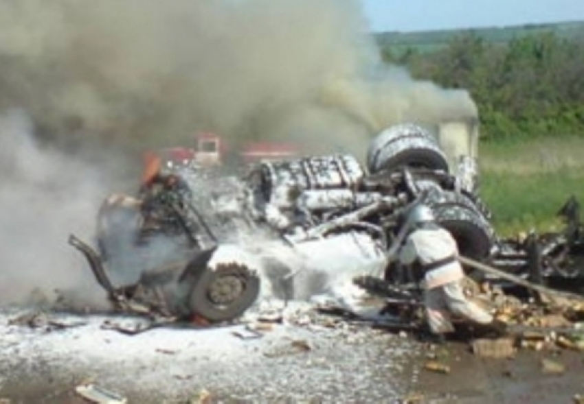 "Мерседес» лоб в лоб столкнулся с фурой на воронежской трассе 