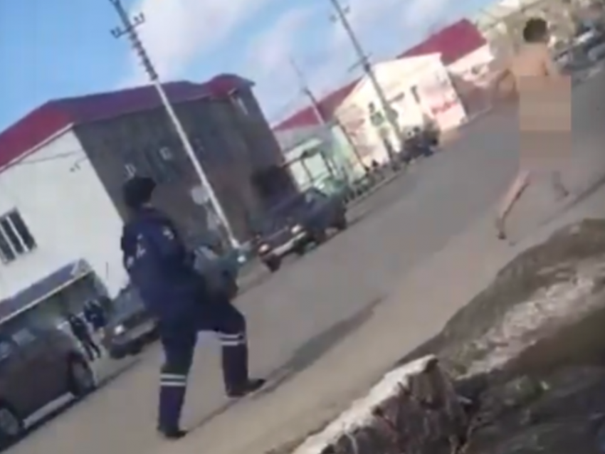 Погоню полицейского за голым мужчиной сняли в Воронежской области