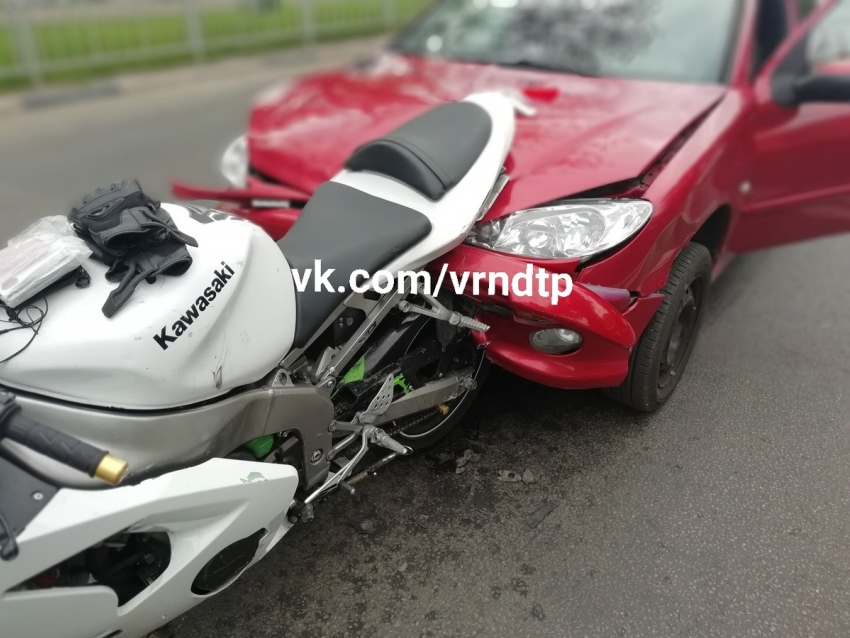 Мотоцикл Kawasaki унизил Peugeot при ДТП в Воронеже