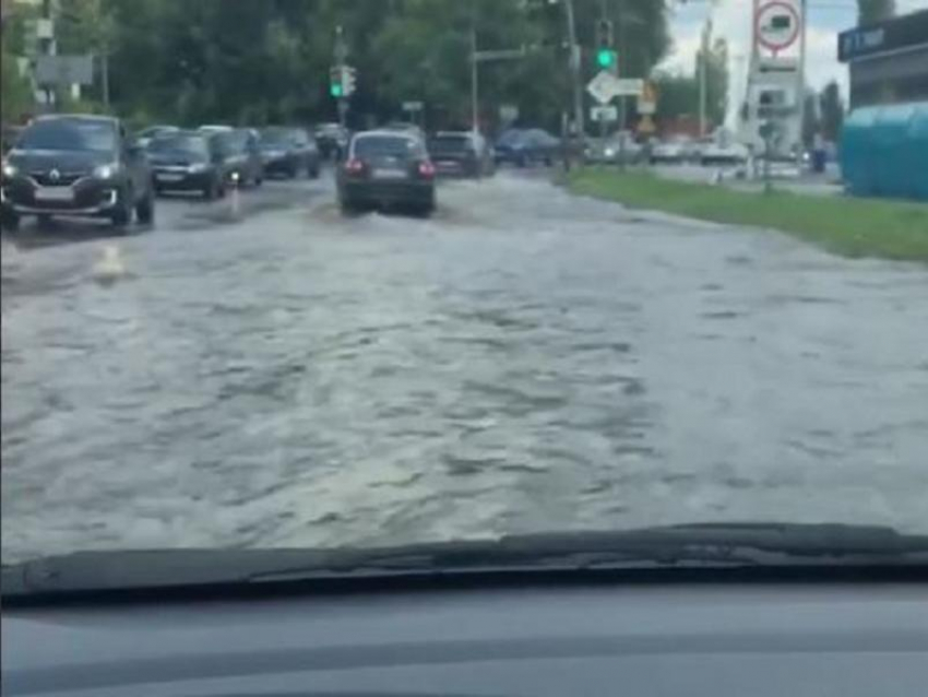 Воронежцам приходится нарушать ПДД из-за последствий обрушившегося ливня 