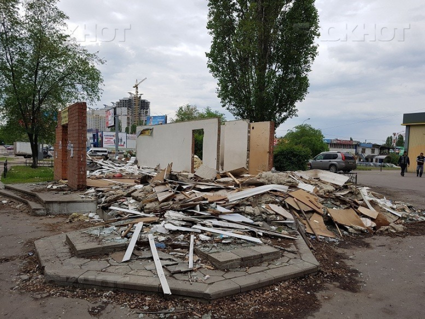 Воронежец возмутился горой хлама и зловонным туалетом на Остужева в Воронеже