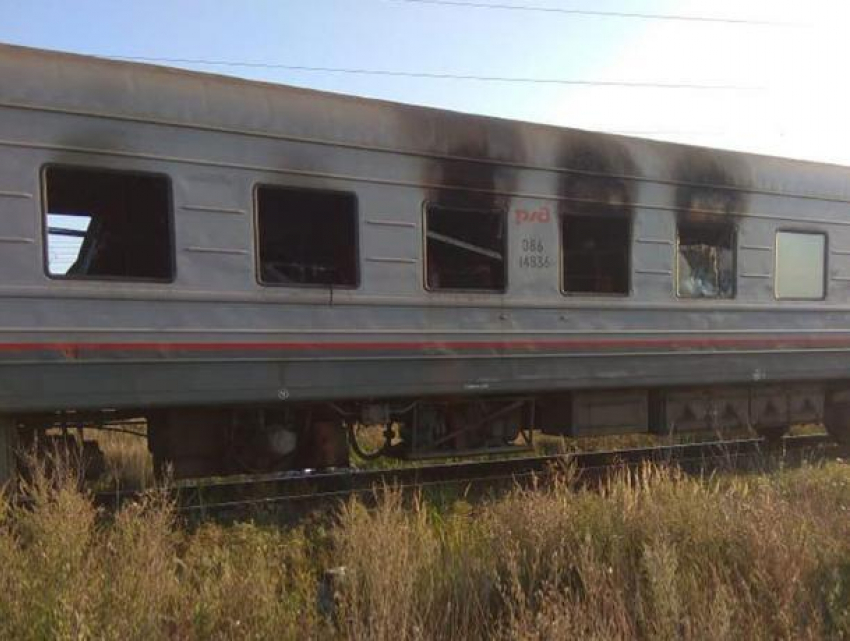 Сгоревший вагон поезда Томск-Анапа показали на фото в Воронежской области