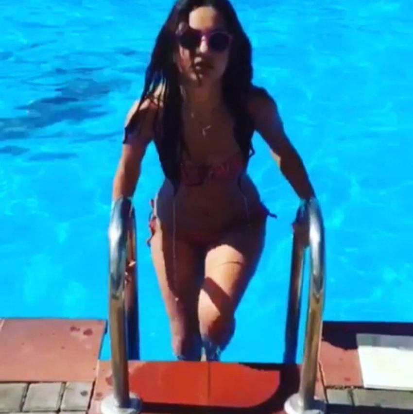Эротично вышагивающая из бассейна воронежская студентка привела всех в восторг и попала на видео