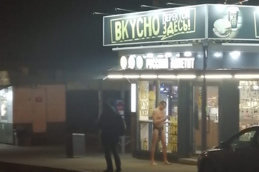 Оголодавший мужчина пришел за бургерами в одних плавках в январском Воронеже 