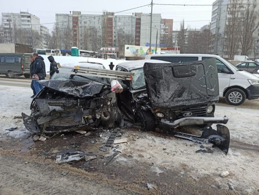 Опубликованы кадры жесткого ДТП, из-за которого пострадал ребенок в Воронеже