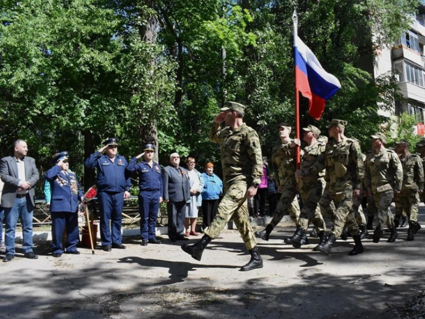 Персональный парад для 99-летнего ветерана ВОВ устроили под окнами его дома в Воронеже