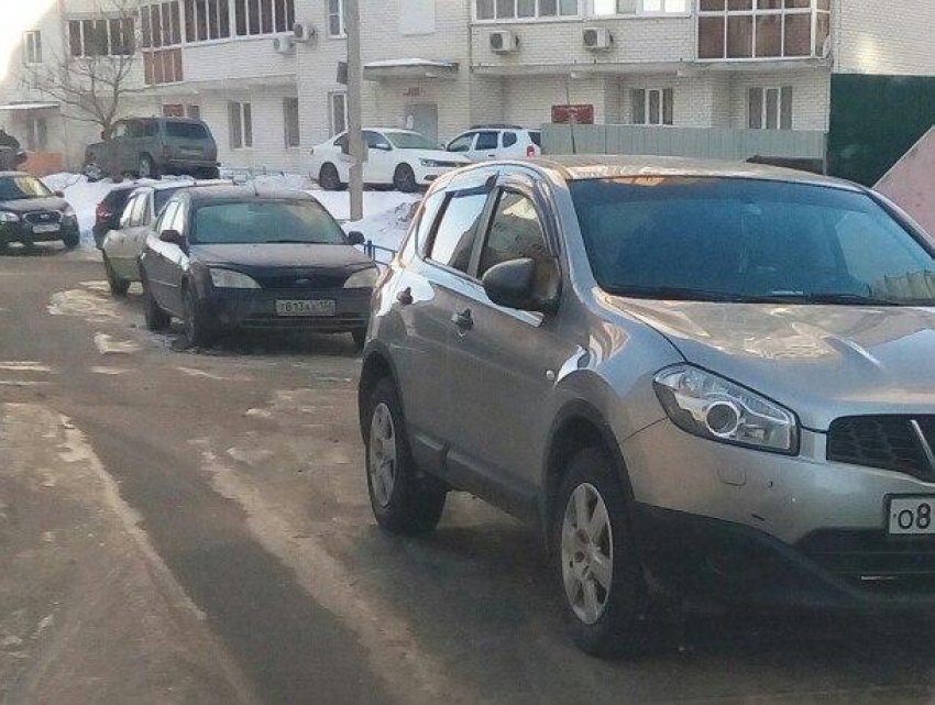 В Воронеже кран «Ивановец» разодрал бок иномарки и уехал с места ДТП