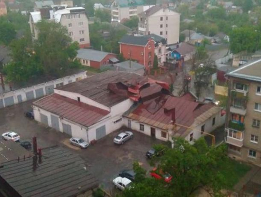 Ураган с градом сорвал крышу в Воронеже