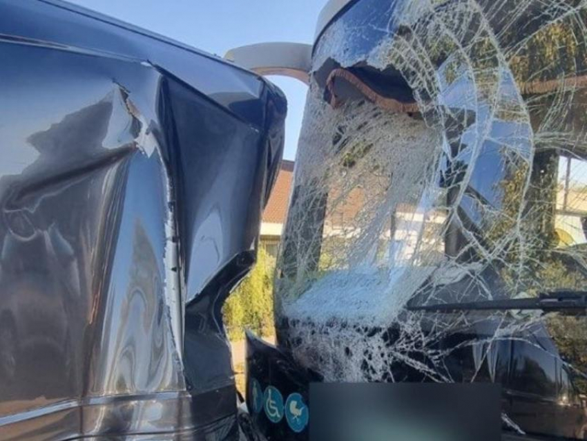 Автобус протаранил фургон в Воронеже: шесть человек в больнице 