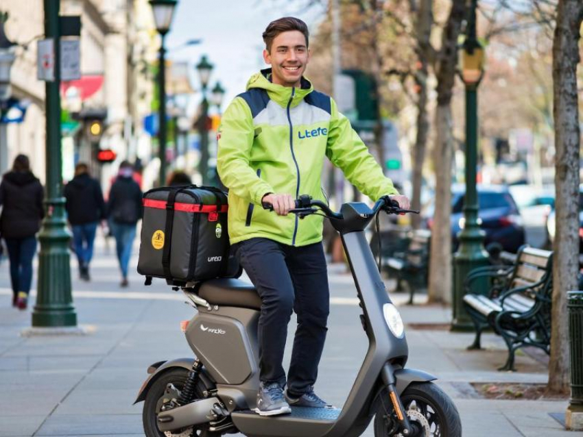 Запретить курьерам ездить по тротуарам призвал глава СПЧ 