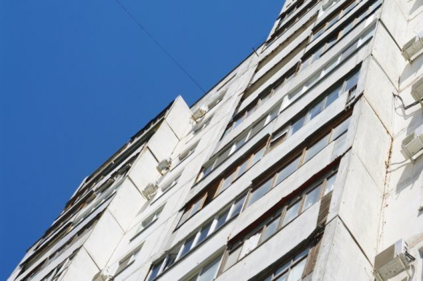 В Воронеже женщина выпала с 10 этажа после ссоры с сожителем 