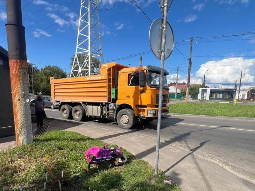 Девочка пострадала под колёсами КамАЗа в Воронеже: полиция начала проверку
