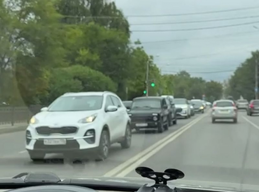 Авария автобуса и «Нивы» парализовала движение в воронежской Березовой роще