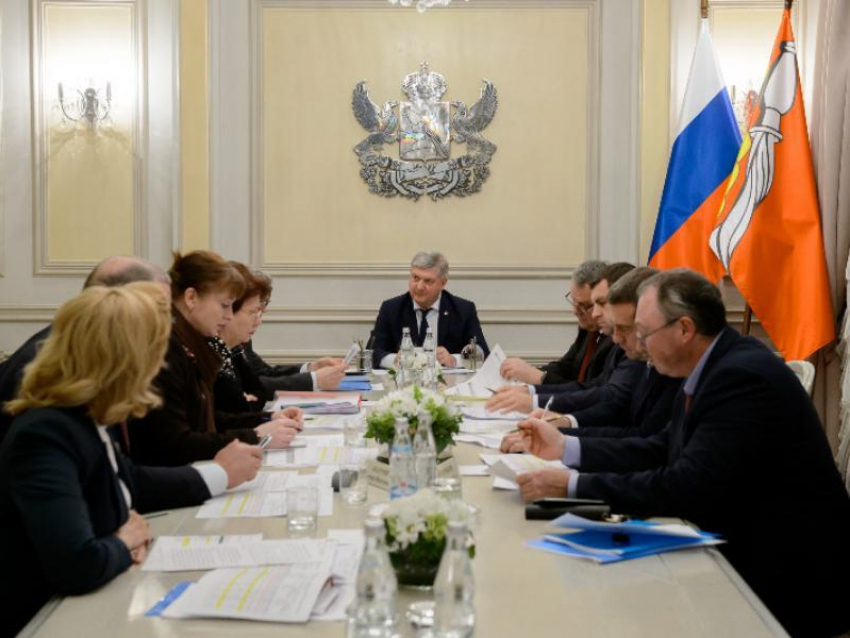 Губернатор Гусев посоветовался с чиновниками, как потратить 2 млрд рублей