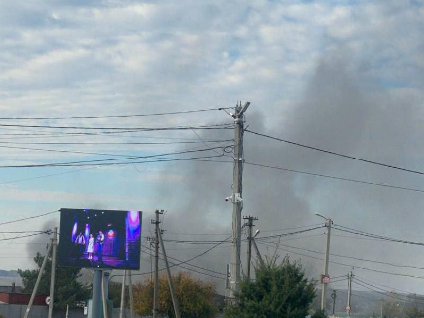 Жилой дом вспыхнул под Воронежем – опубликовано видео