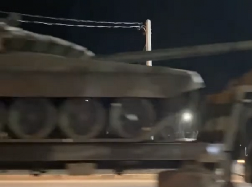 Устрашающую транспортировку танка сняли на видео в Воронеже