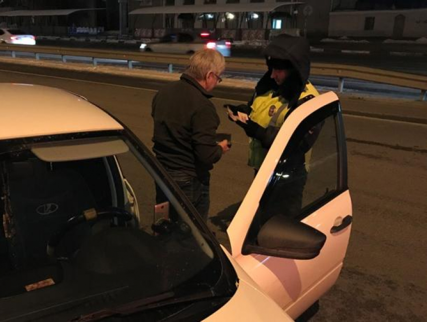 Ночью в Воронеже не все водители смогли трезво дунуть в трубочку