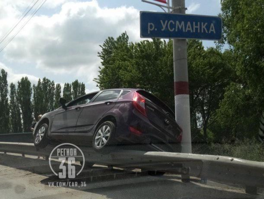 Неудачную парковку на отбойнике высмеяли воронежцы