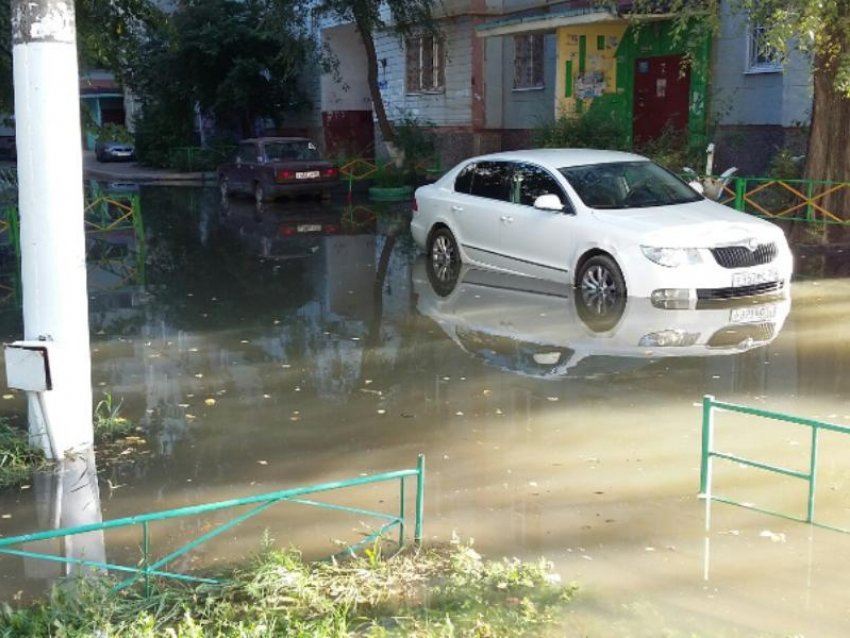 Внезапный гейзер устроил масштабный потоп в воронежских дворах