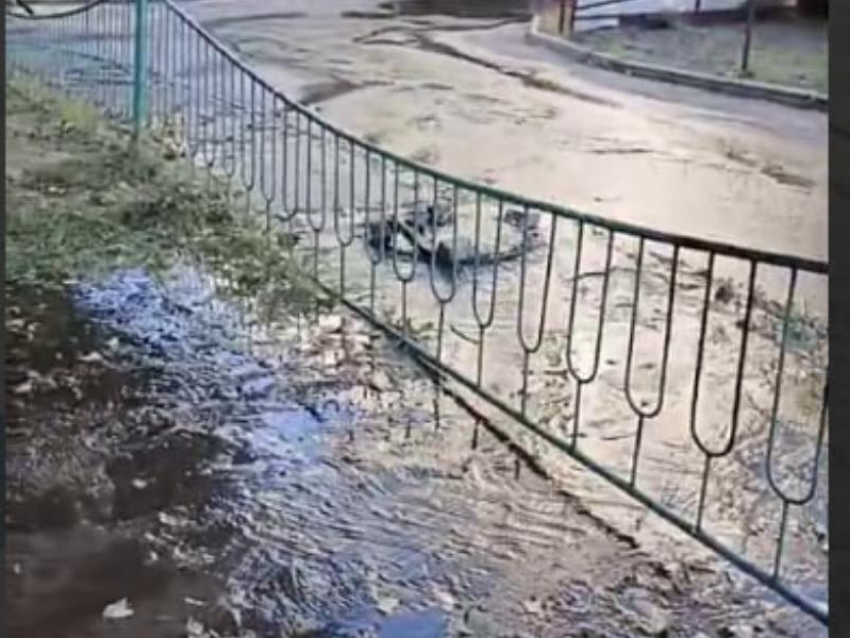 Фонтаны бьют: ручей вырвался на свободу в неожиданном месте Воронежа