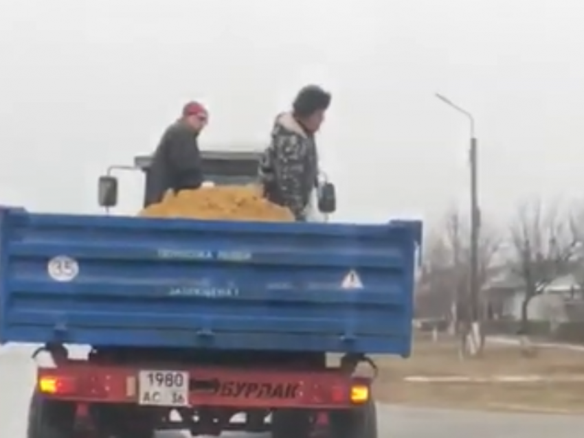 Типичных консерваторов сняли за благим делом на воронежской дороге 