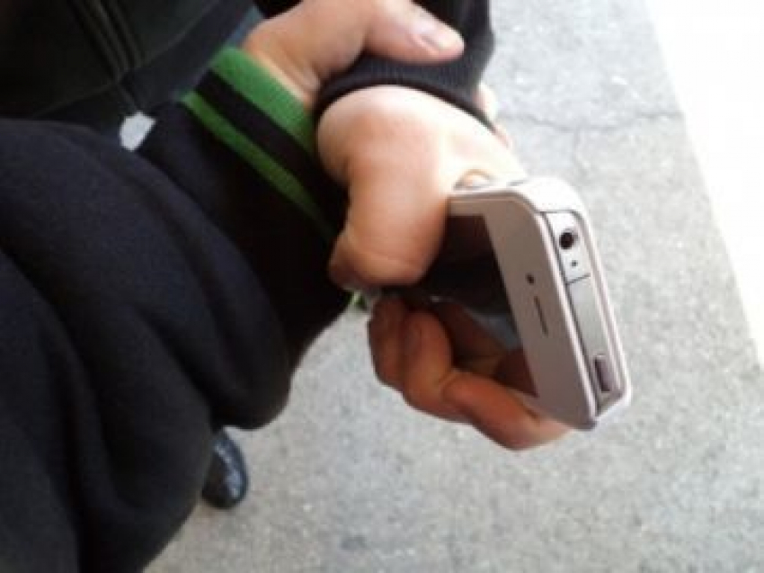 На рынке в Воронежской области у 13-летнего мальчика отобрали телефон