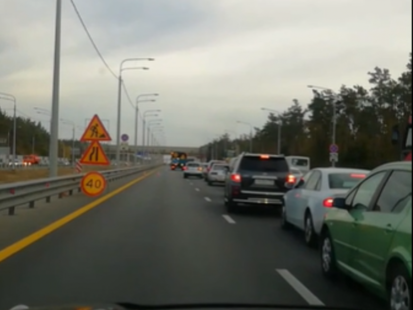 Дорожники перекрыли две полосы в час пик в Воронеже 