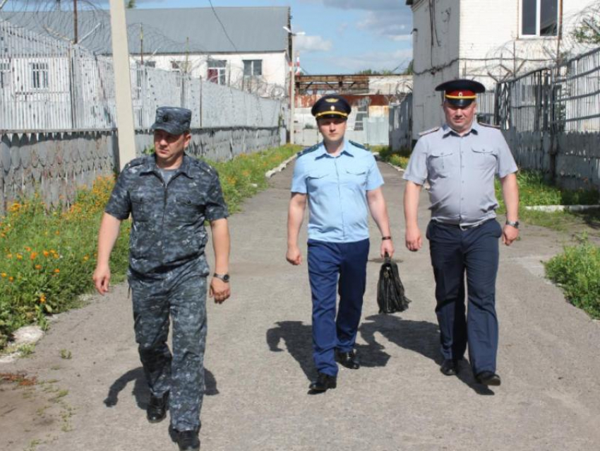 Воронежский прокурор приехал посмотреть, как идут дела в ИК-3, и внес представление ее начальнику