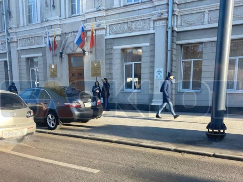 Camry с номерами «ААА» уличили в дерзкой парковке у парадного входа мэрии Воронежа 