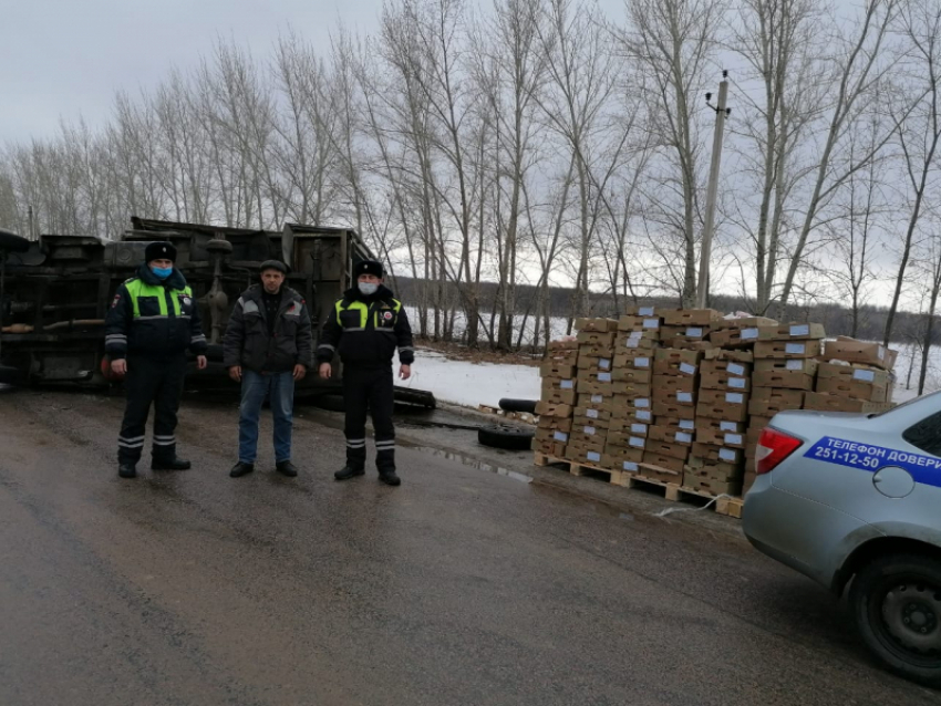 Дальнобойщик с мясом птицы перевернулся на воронежской трассе 