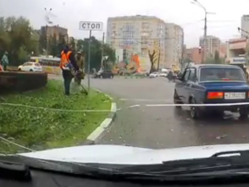 Коммунальщики с газонокосилкой разбили стекло автомобилю в Воронеже