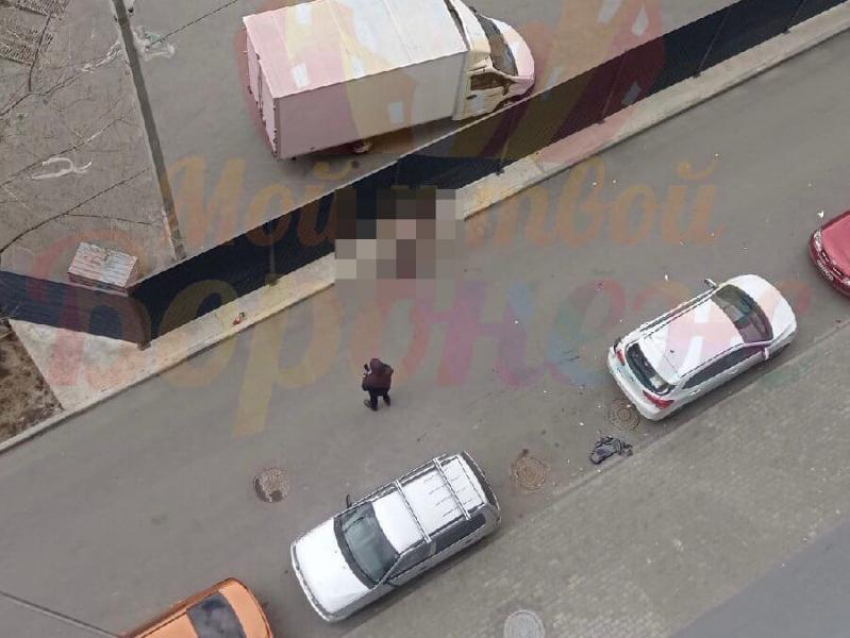 Мужчина выпал с балкона. Падение с 19 этажа в Воронеже. Мужик упал с 19 этажа в Воронеже. В Воронеже парень выпал из окна.