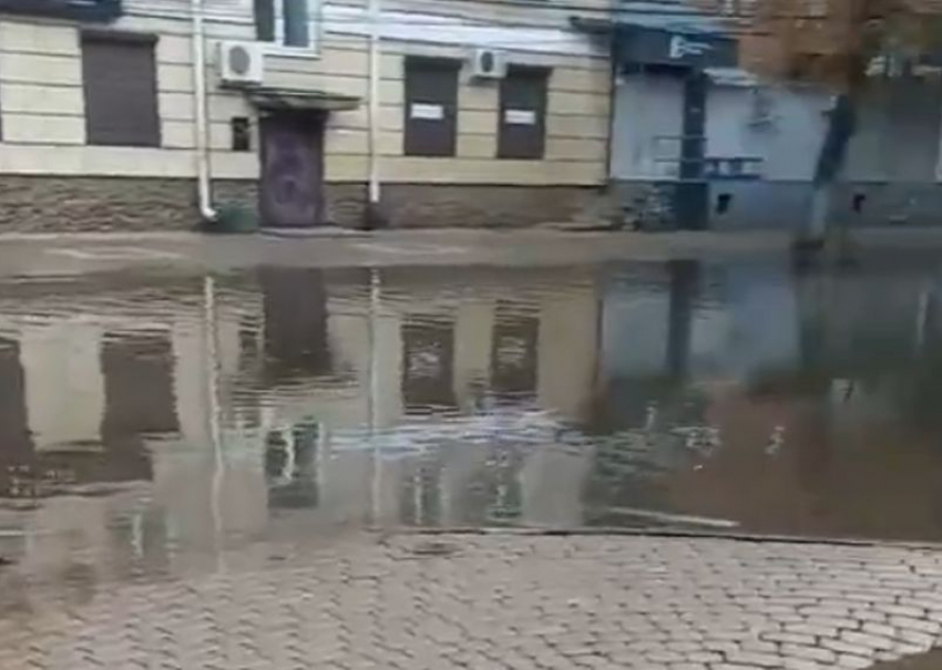 Мощный ливень устроил потоп на центральной улице Воронежа