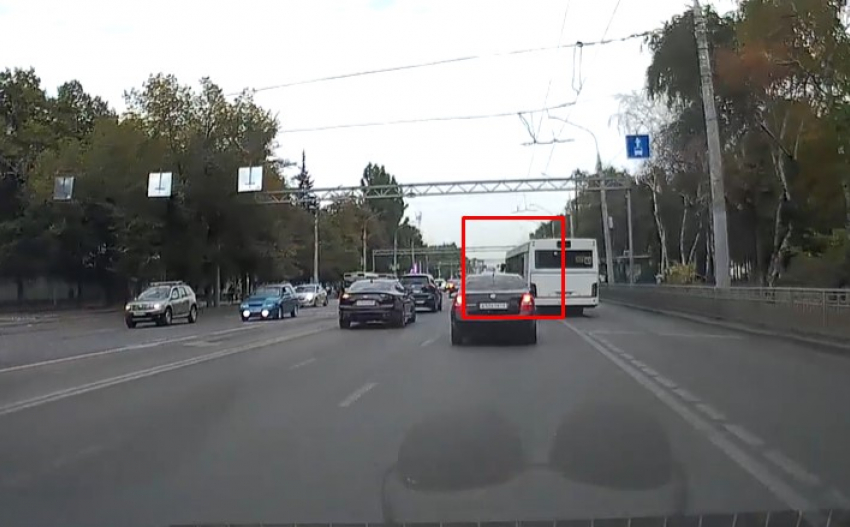 Отгородить выделенки «от нормальных водителей» бетоном предложили в Воронеже