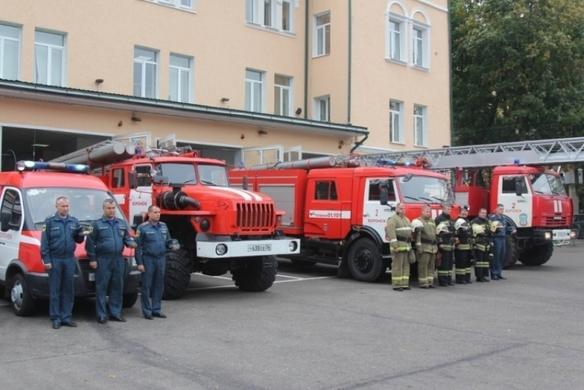 Пожарные из Воронежа почтили память своих героически погибших коллег в Москве