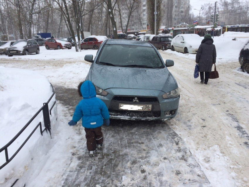 Матери объявили войну автохаму за парковку на тротуаре в Воронеже