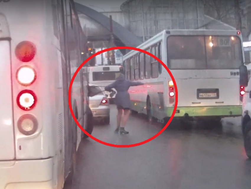Маршрутчик прищемил женщине сумку и протащил несколько метров в Воронеже