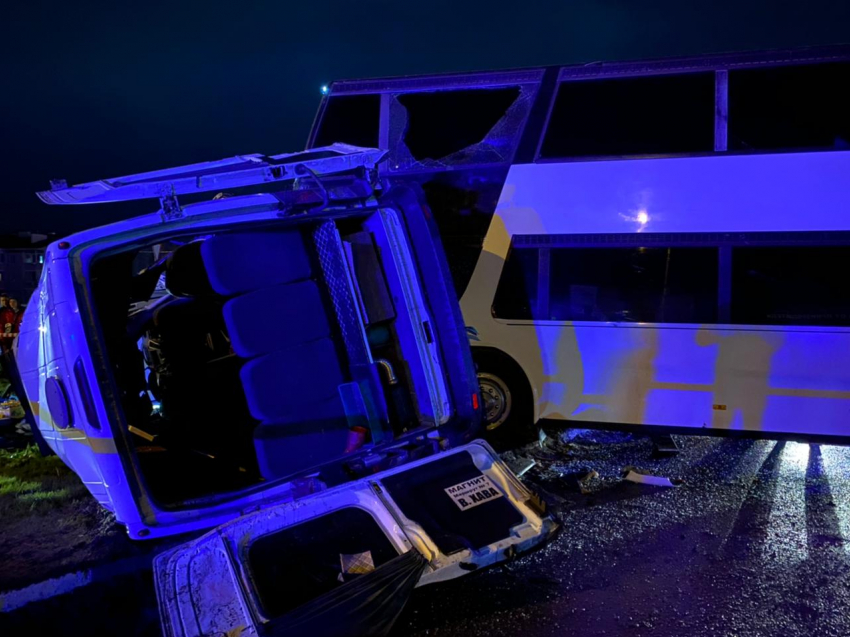 Опубликовано видео с места смертельной аварии с автобусами под Воронежем