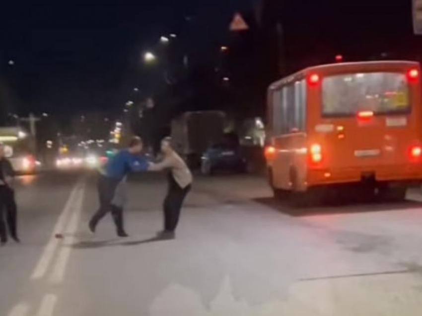 Вольная борьба посреди дороги попала на видео в Воронеже