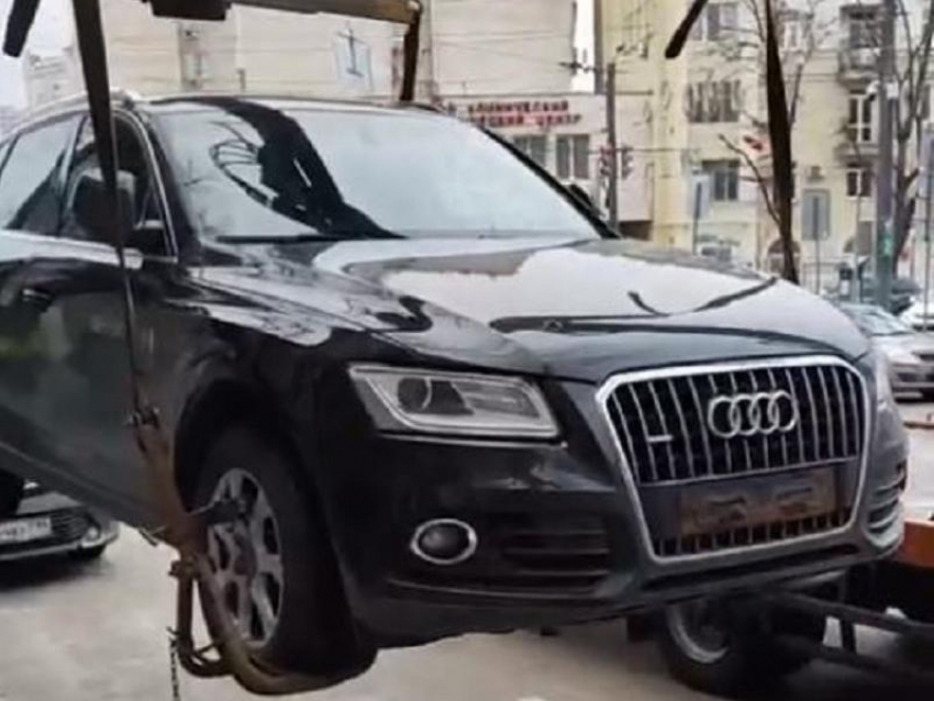 Машины без номеров впервые эвакуировали в Воронеже