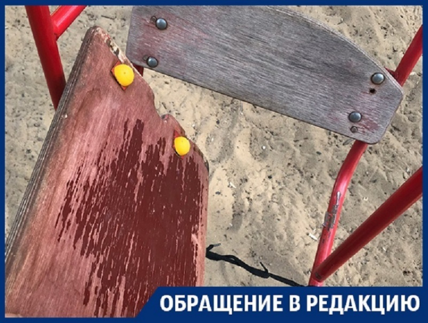 Кошмары детской площадки под Воронежем наглядно показали на фото 