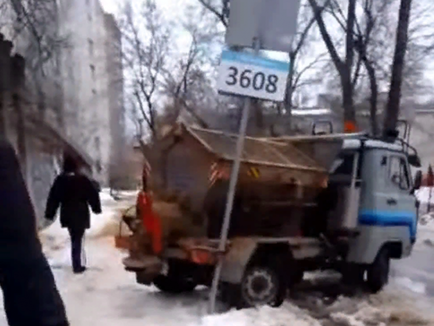 Неожиданная ликвидация платной парковки попала на видео в Воронеже