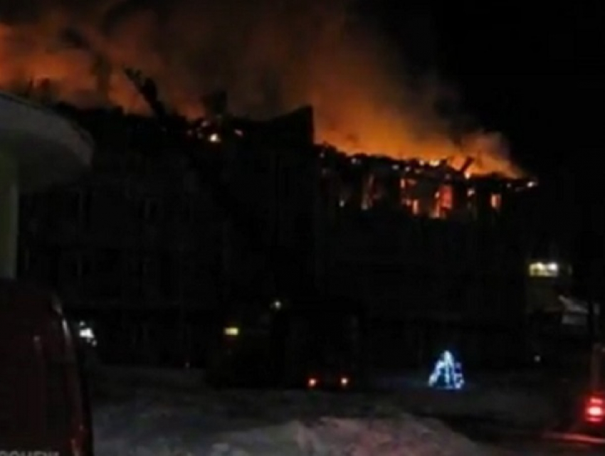 Крупный пожар на воронежской турбазе «Немецкая слобода» попал на видео