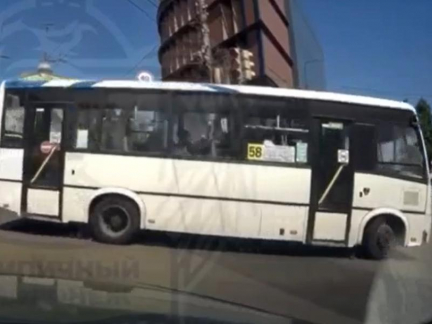 Опасный маневр маршрутчика попал на видео в Воронеже