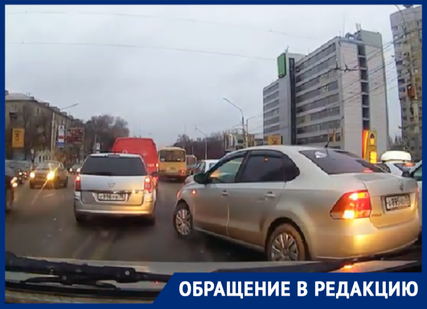 Автомобилист прикрылся «пожаркой» ради объезда пробки по встречке в Воронеже 
